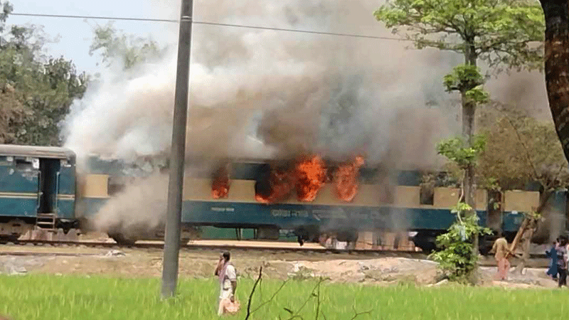গাজীপুরে মহুয়া কমিউটার ট্রেনে আগুন